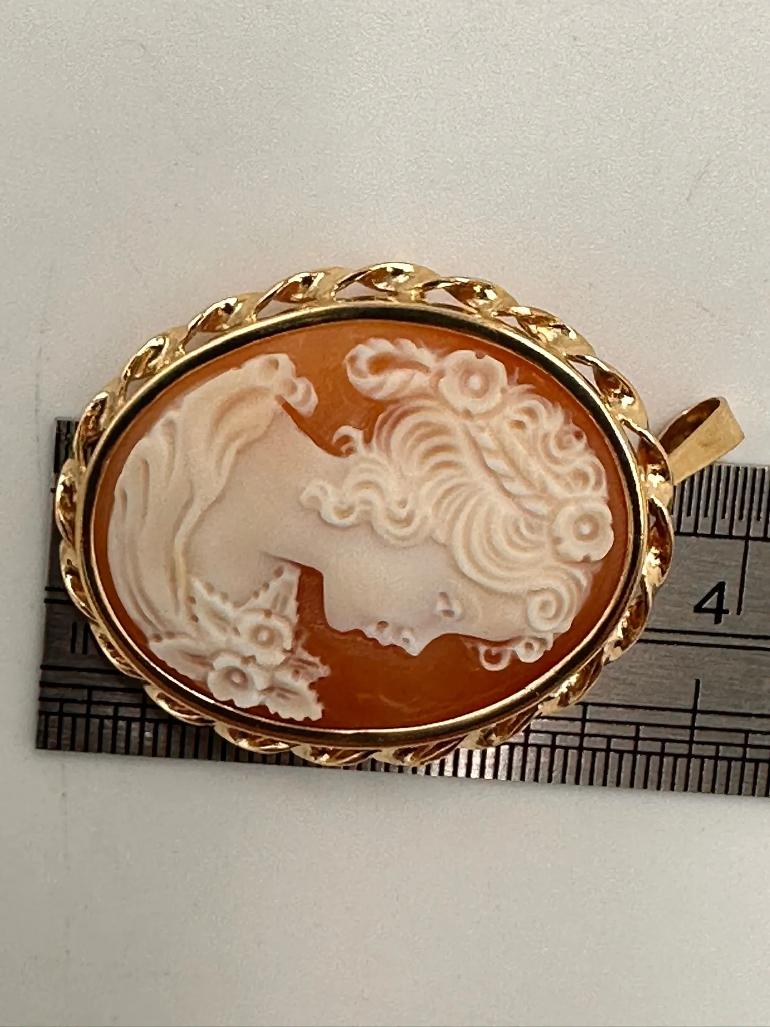 A Piece of History 9ct Yellow Gold Shell Cameo Brooch/Pendant
