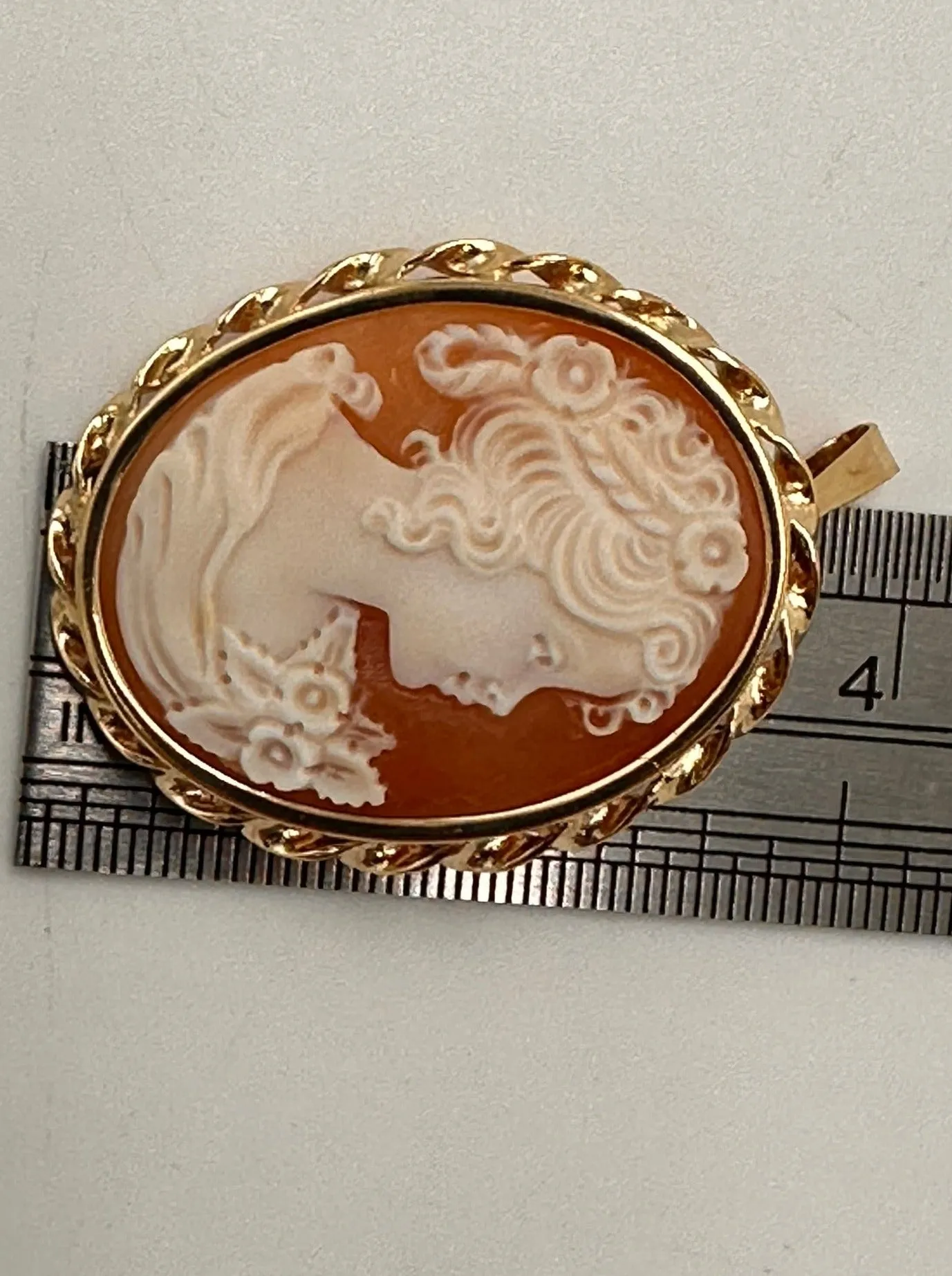 A Piece of History 9ct Yellow Gold Shell Cameo Brooch/Pendant