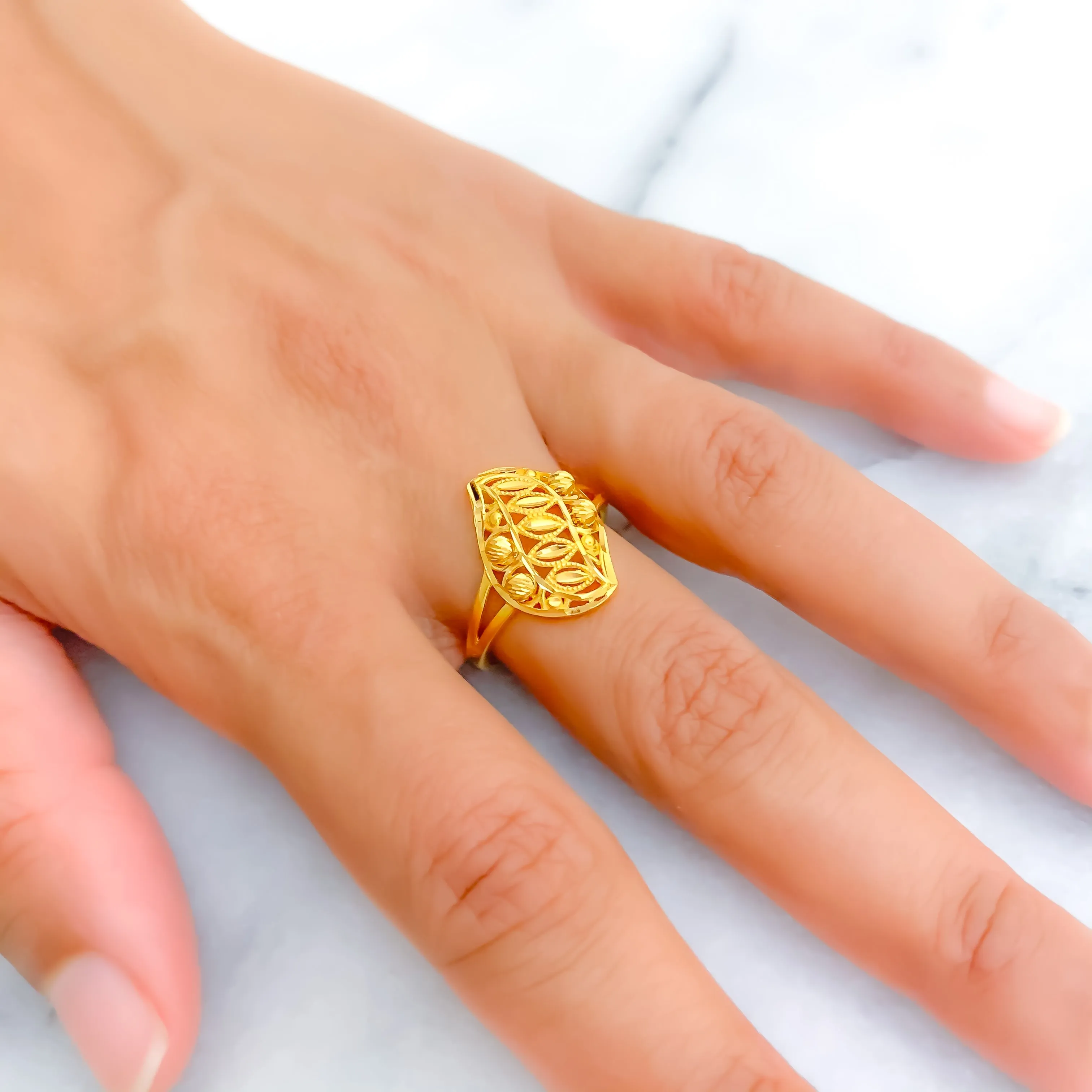 Attractive Leaf Adorned 22k Gold Ring