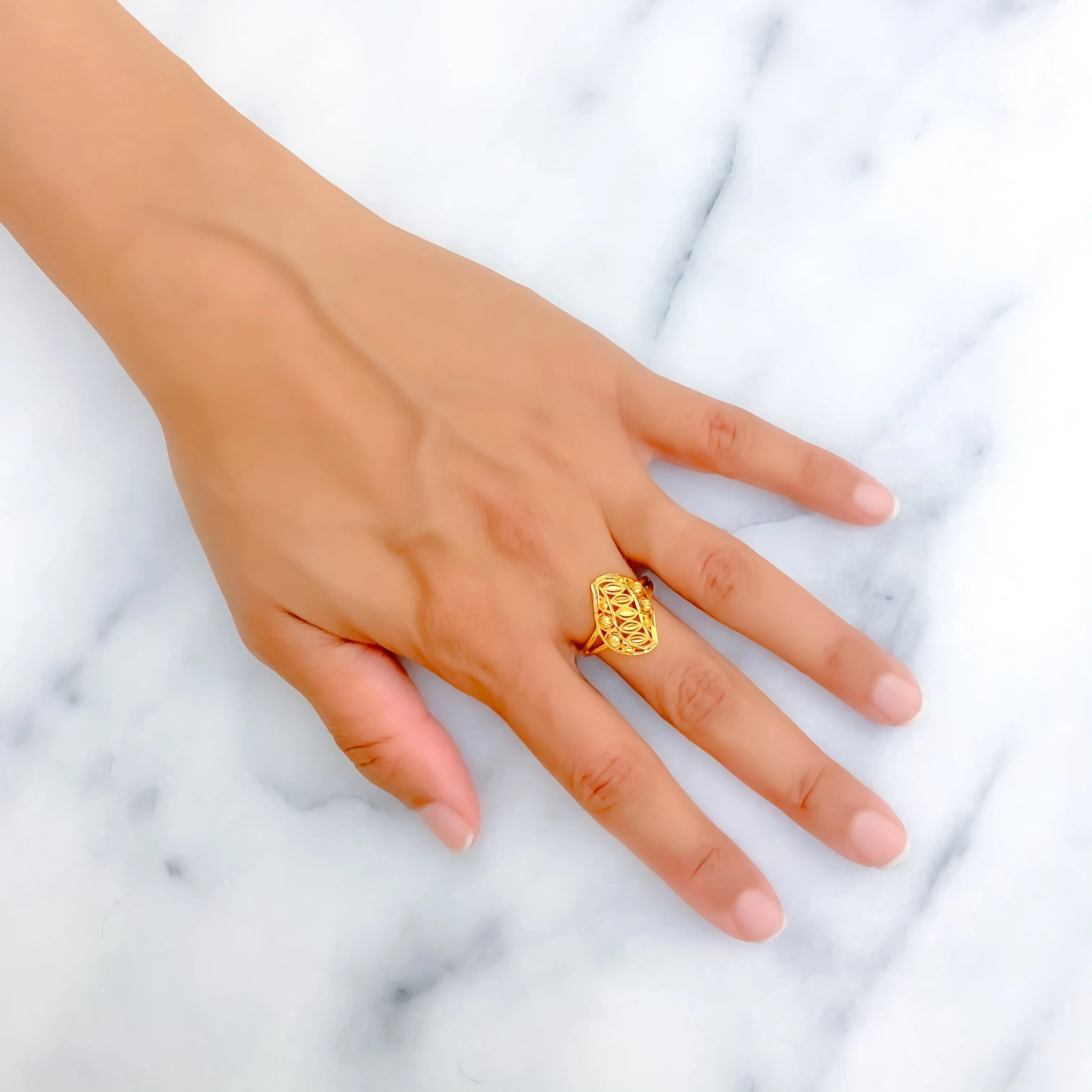 Attractive Leaf Adorned 22k Gold Ring