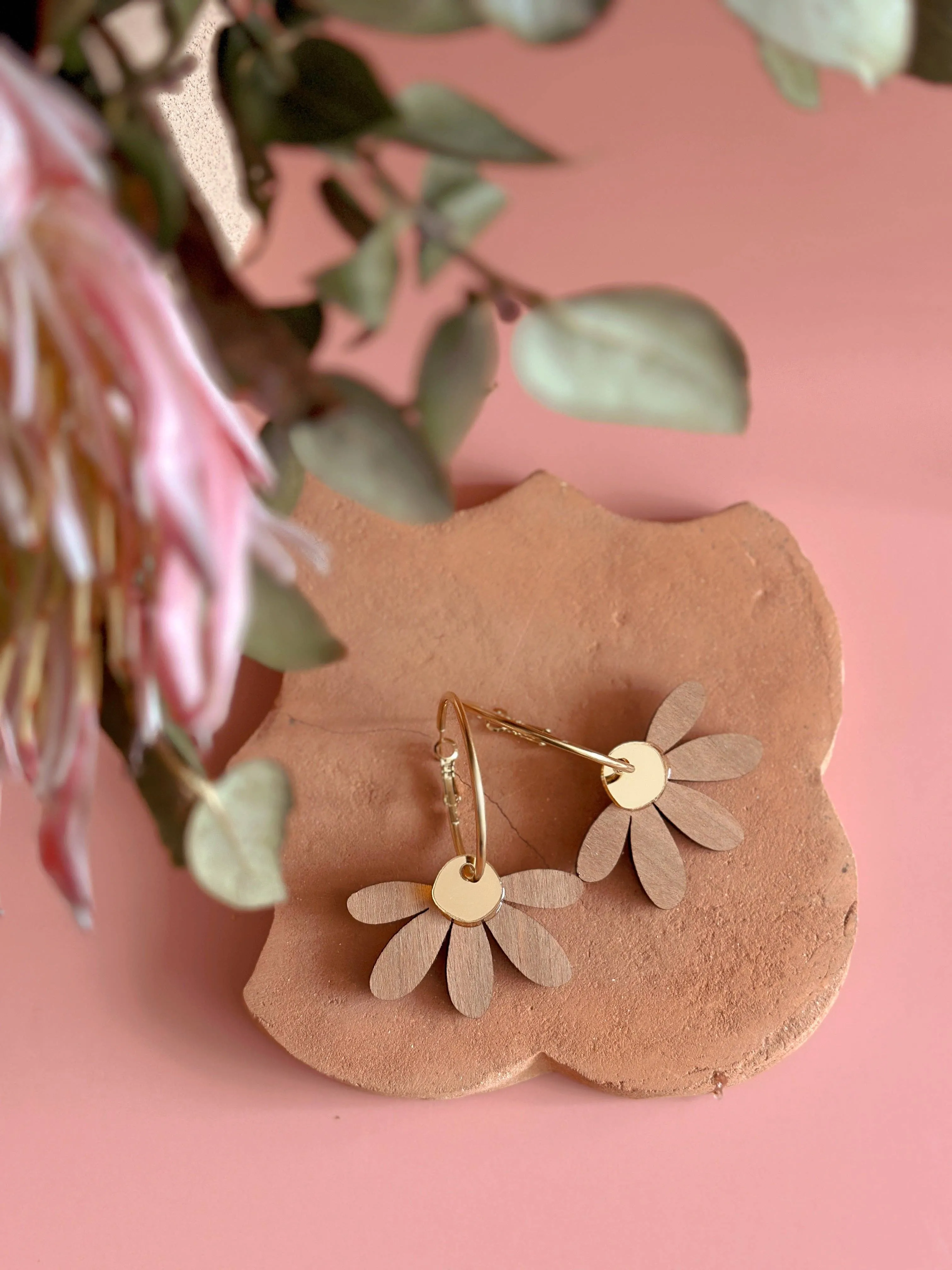 Jumbo Daisy Hoop Earrings | Cherrywood   Gold