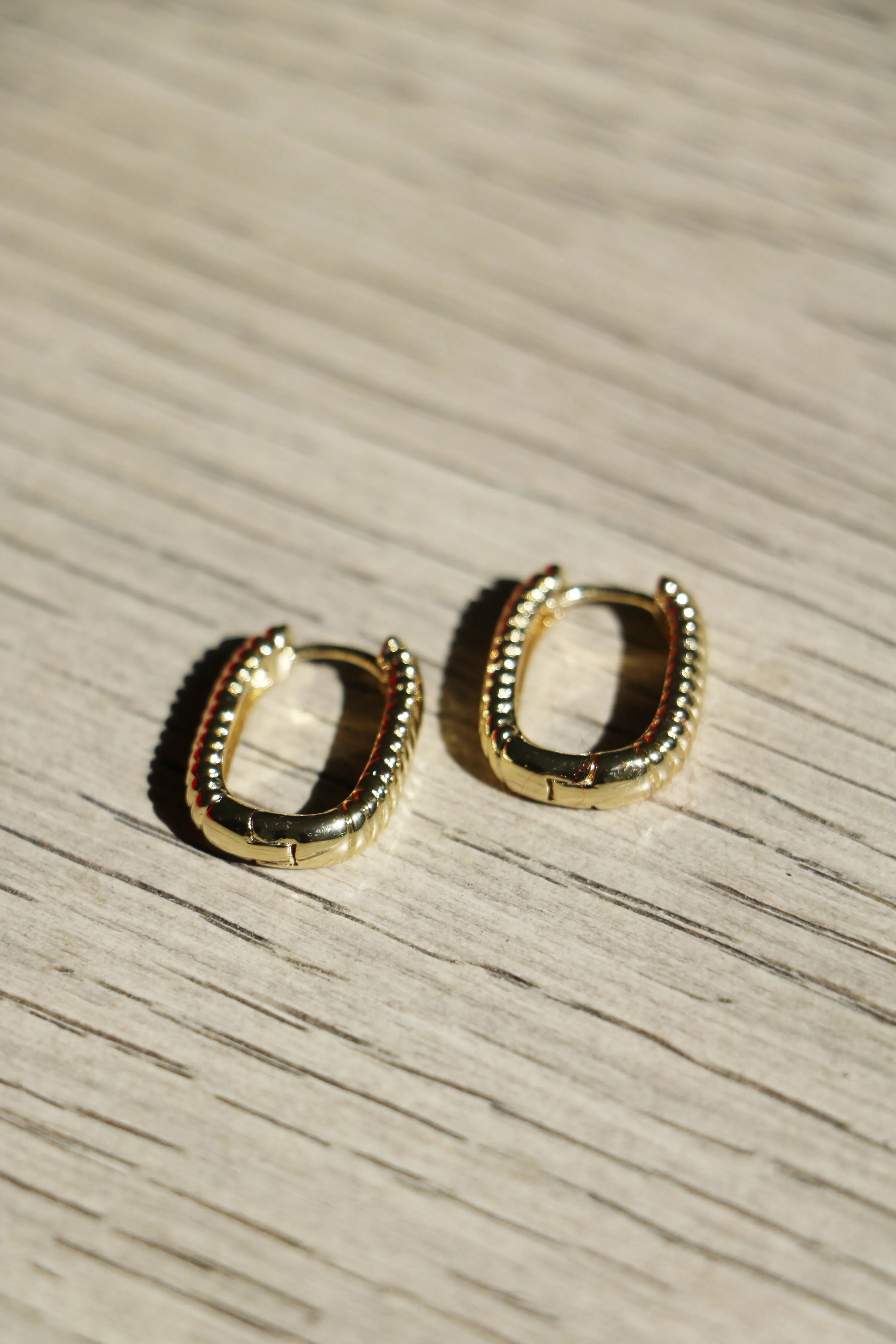 ribbed rectangle hoops { gold }