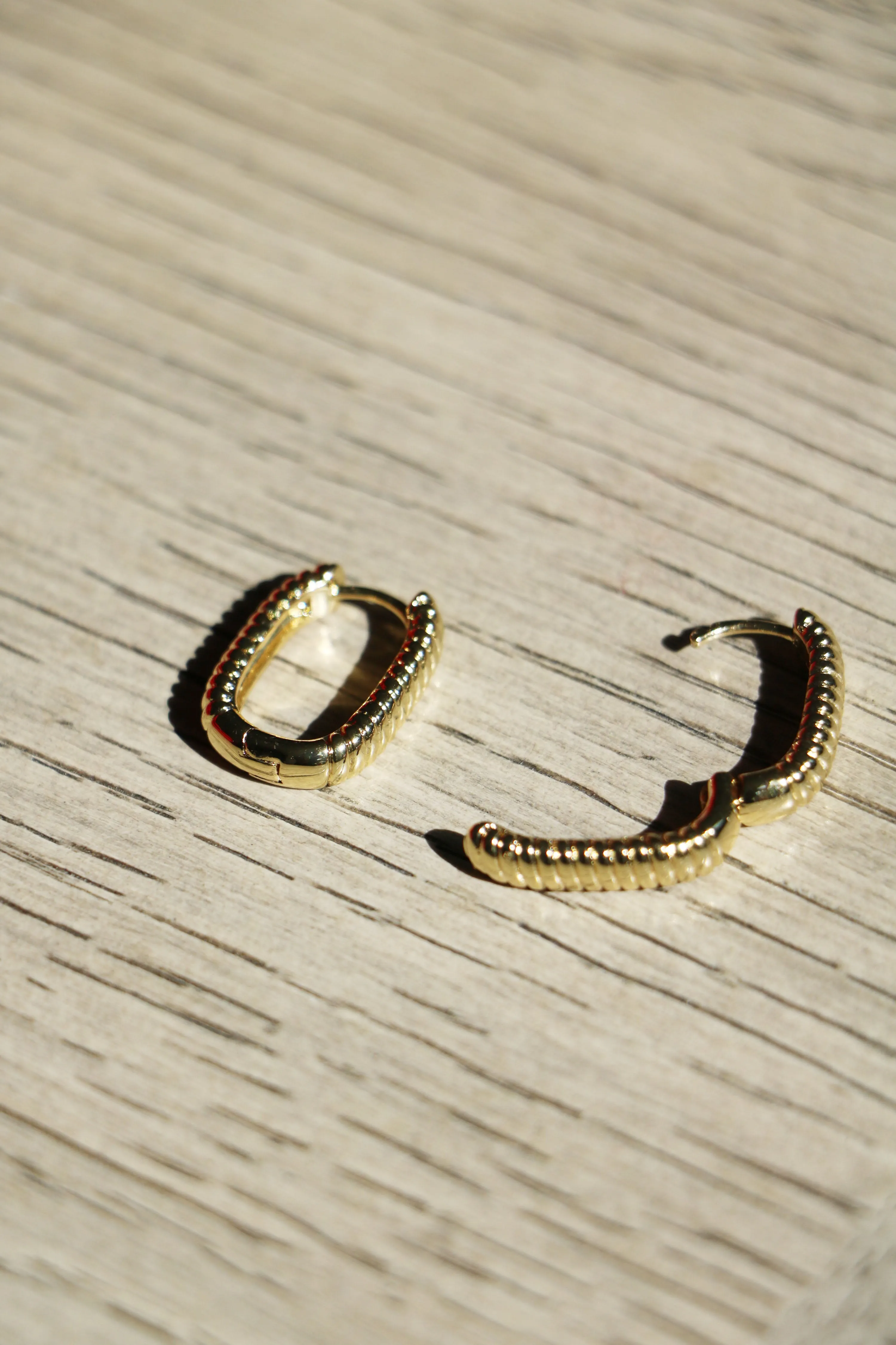 ribbed rectangle hoops { gold }