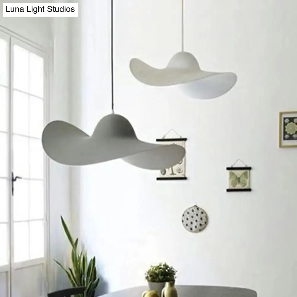 Stylish Wide-Brimmed Hat Pendant Lamp for Minimalist Living Room Decor